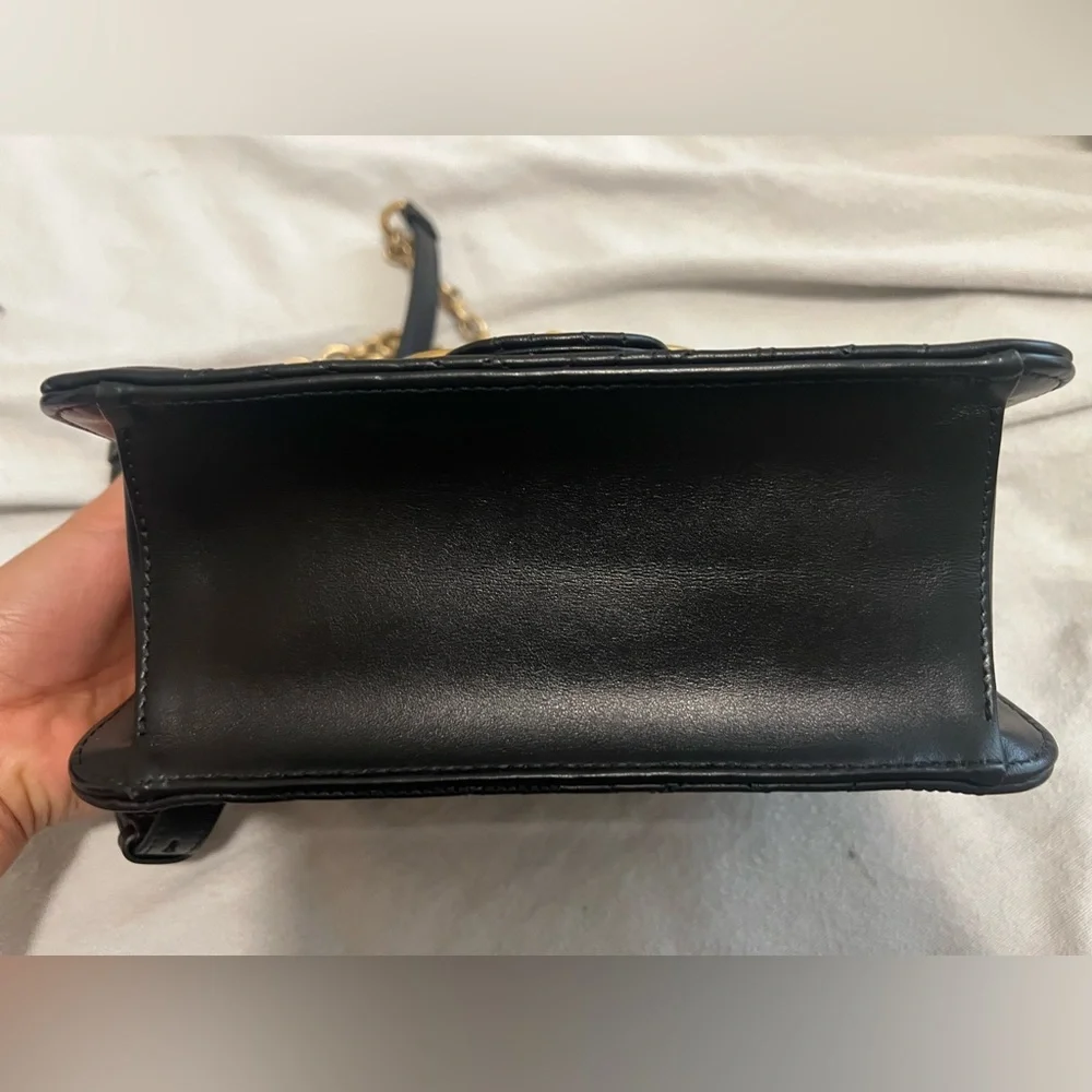 Salvatore Ferragamo gancini crossbody leather bag. - Picture 4 of 8